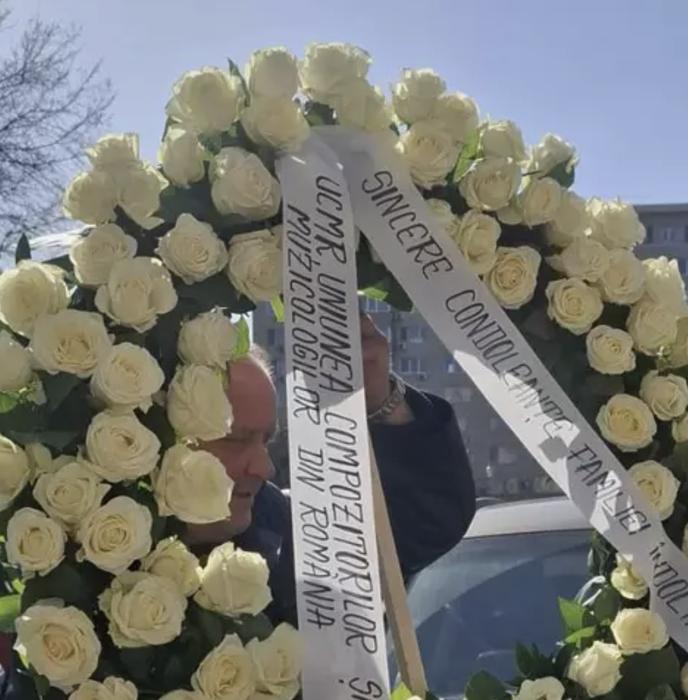 Primele imagini de la priveghiul lui Mugurel Vrabete. Motivul pentru care colegii de la Holograf nu au fost prezenți