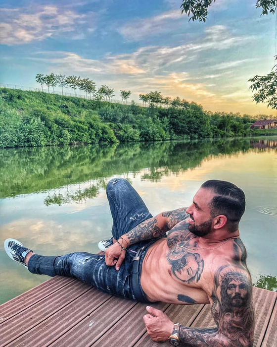 Conform surselor noastre, musculosul încearcă pe toate planurile să o recucerească pe fosta lui soție, care, în prezent, trăiește o poveste de iubire alături de Gabi Bădălău © Facebook