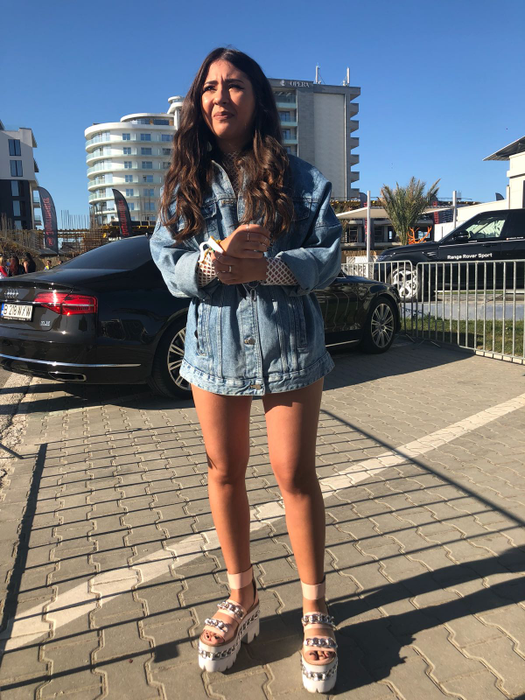 Nicole Cherry s-a distrat cu prietenii la mare
