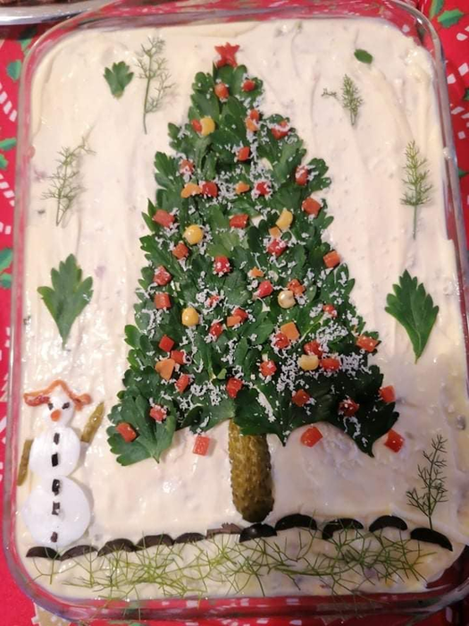 Salata de boeuf este nelipsită de sărbători/ Sursa foto: Facebook
