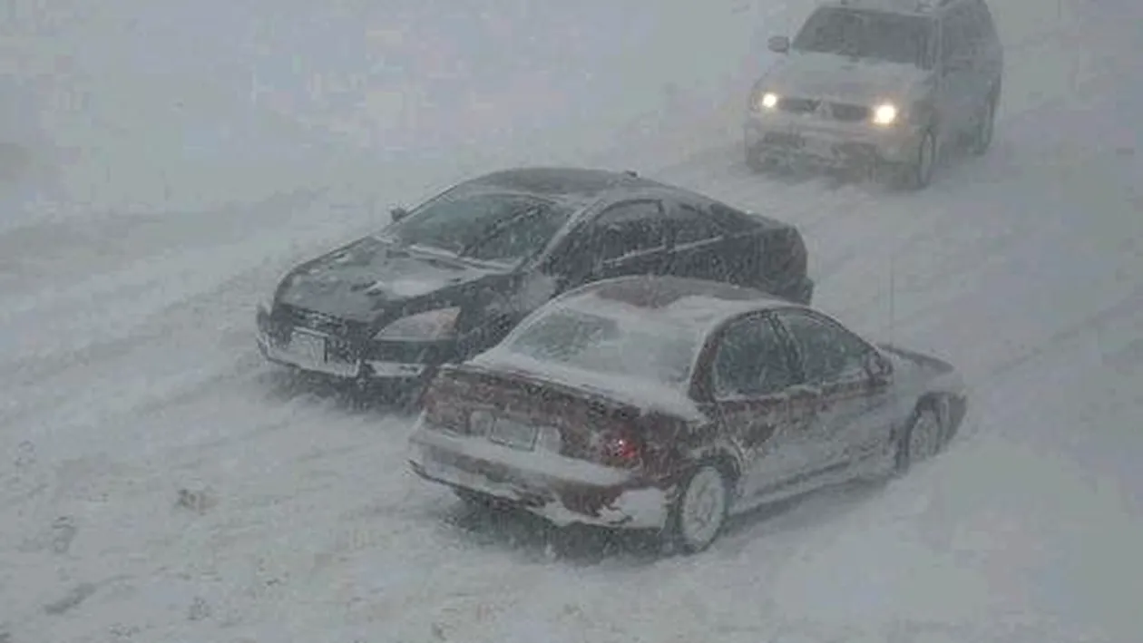 România blocată din cauza zăpezii - drumurile sunt paralizate, iar şcolile s-au închis!