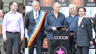 Stelele sunt pe pamant, Romania este in aer!.  Primarul Oprescu i-a acordat Placheta Orasului Bucuresti fenomenului artistic Horatiu Malaele