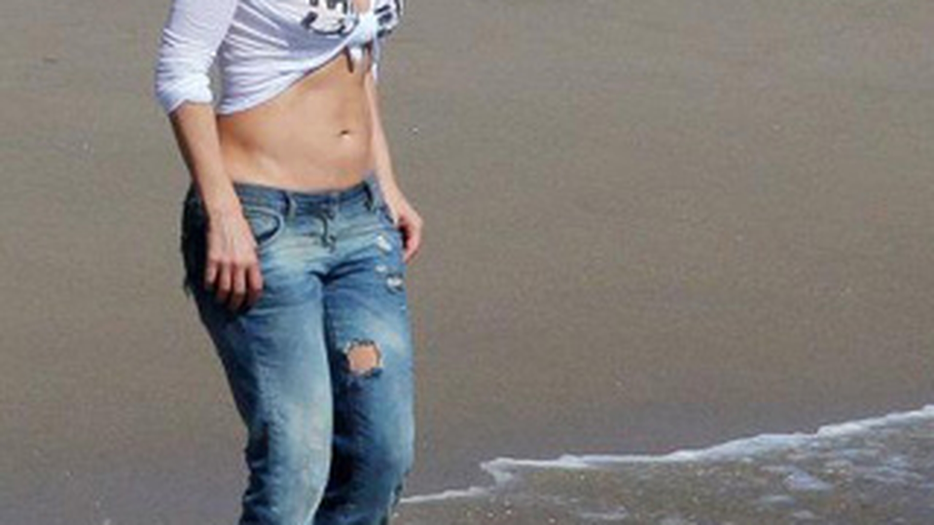 VIDEO S-a pipait pe sani la plaja, in timp ce isi etala abdomenul lucrat! Jennifer Lopez este mai sexy decat o pustoaica de 20 de ani!