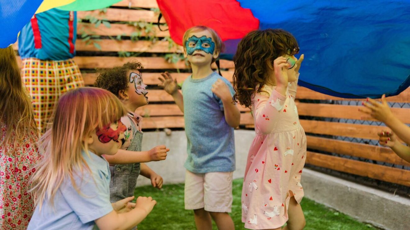 Cât câștigă un animator de petreceri sau o ursitoare în 2023. Câte ore trebuie să muncească și ce beneficii are