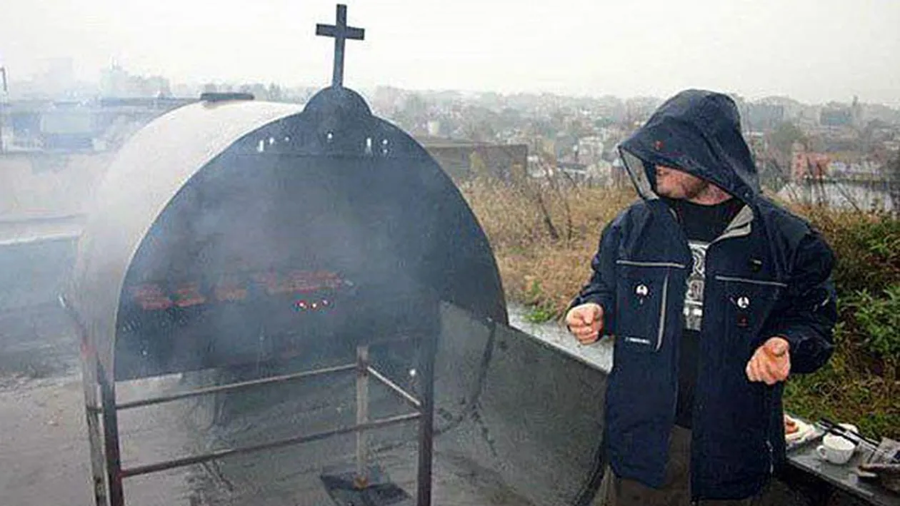Grataragiul asta e mai tare decat Cocosatu'! A dat spargere in curtea bisericii pentru a isi procura gratar! Vezi cum i-au sfarait micii la vii si la morti