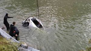 Doi şefi de la Drumuri, demişi după accidentul în care o familie de muzicanţi a plonjat cu maşina în Dunăre