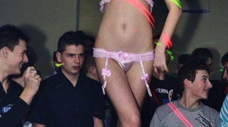 Fundul Sexy Brailencei l-a lasat interzis pe un pusti! Uite ce fata a putut sa faca cand a vazut-o in lenjerie!