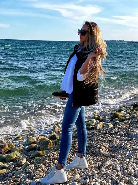 Ce bombă-sexy e sora lui Tavi Popescu! „Bunăciunea” nu ratează niciun meci al FCSB-ului | GALERIE FOTO