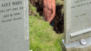 REVOLTATOR! Ce face acest GROPAR in cimitir! Dupa ce a fost fotografiat ASA, a fost CONCEDIAT imediat!