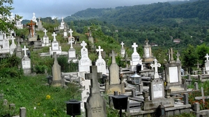 Trei români au fost arestaţi în Franţa după ce au făcut asta într-un cimitir! Au speriat o ţară întreagă