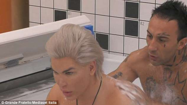Rodrigo Alves, cel supranumit „Păpușa Ken”, filmat în cadă alături de un alt bărbat!