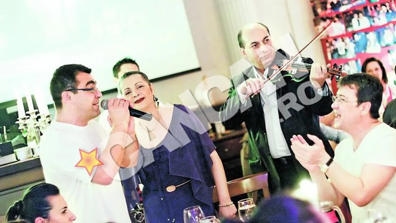 Mihai Margineanu si-a scos prietenii la un sprit cu lautari dupa concert. Au continuat show-ul la carciuma