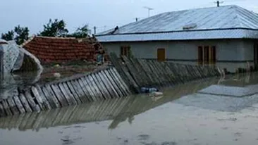 Siretul face prapad! A inundat un drum judetean si un cartier din Galati!