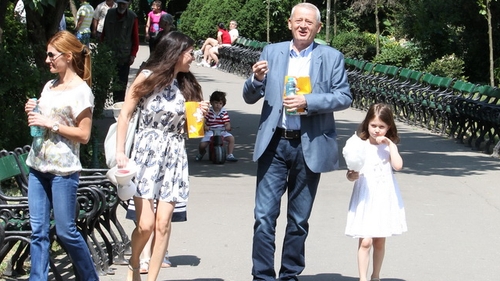 Oprescu a renuntat pentru o zi la meseria de primar! Vezi imagini nemaivazute cu edilul sef in timp ce alearga dupa nepoteii sai!