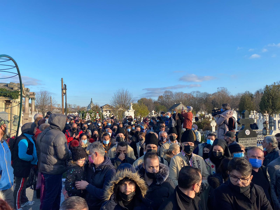 Primele imagini de la înmormântarea lui Petrică Mâțu Stoian. Flori, lacrimi, muzică și aplauze pentru regretatul interpret