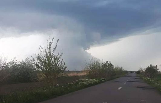 O nouă tornadă, filmată aseară în România. Cel puţin 10 case au rămas fără acoperişuri. VIDEO