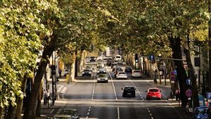 Românii care vor plăti impozitul la jumătate pentru mașina lor. Guvernul a decis