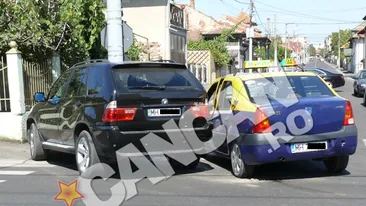 Verisoara lui Leo de la Strehaia a intrat cu BMW-ul X5 intr-un taxi si a bagat doi oameni in spital