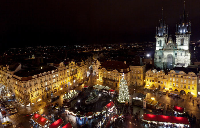 În Piaţa Oraşului Vechi din Praga, Târgul de Crăciun întinde masa cu ce are mai bun