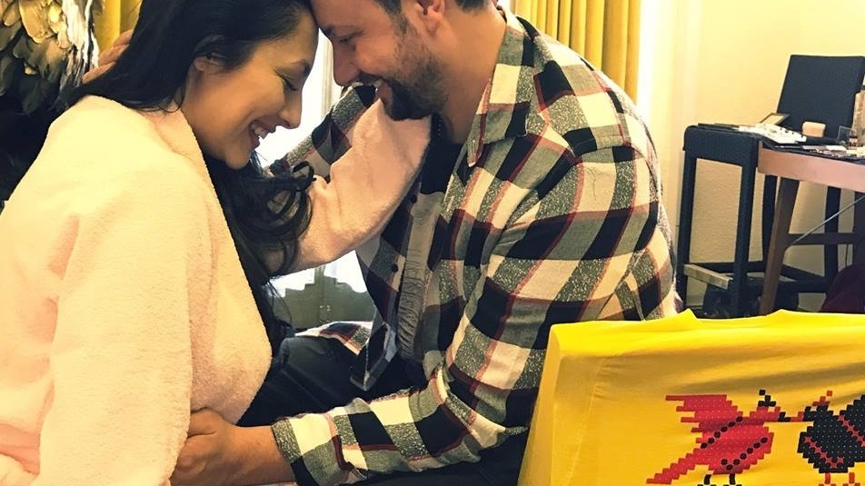 FOTO / Andra, clipe de panică! Soţul ei a ajuns de urgenţă la spital: "Eram cu fetiţa în braţe, am căzut pe scări..." 