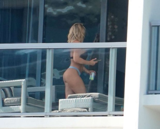 Imaginile momentului în showbiz! Vedeta, fotografiată de paparazzi dezbrăcată la balconul hotelului
