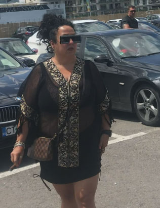În afara iubițelului bodyguard, celebra avocată “Lizeta-descurcă-tot” a apărut la plajă cu un trabuc Toscanello, un Hublot și costum de baie-plasă