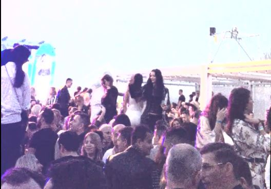 Brigitte s-a distrat la mare, unde a dansat chiar și pe masă