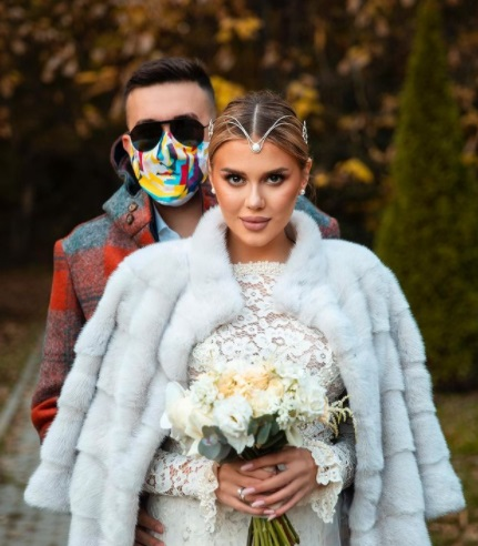 Emily Burghelea a avut logodna la biserică, de curând