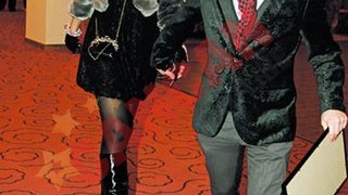 A dus-o la teatru