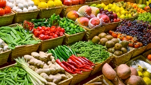 Mare atenție, români! Acestea sunt fructele și legumele cu cele mai multe PESTICIDE. Pe primul loc, un aliment foarte popular