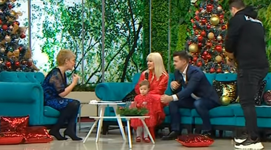 Elena Udrea, dezvăluiri emoționante despre viața de mămică: “De când s-a născut Eva, plâng săptămânal”. Cum o sprijină logodnicul ei, Adrian Alexandrov