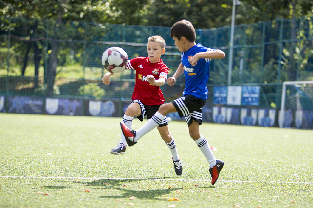 Juniorii unei academii de fotbal din București concurează cu Messi & Ronaldo!