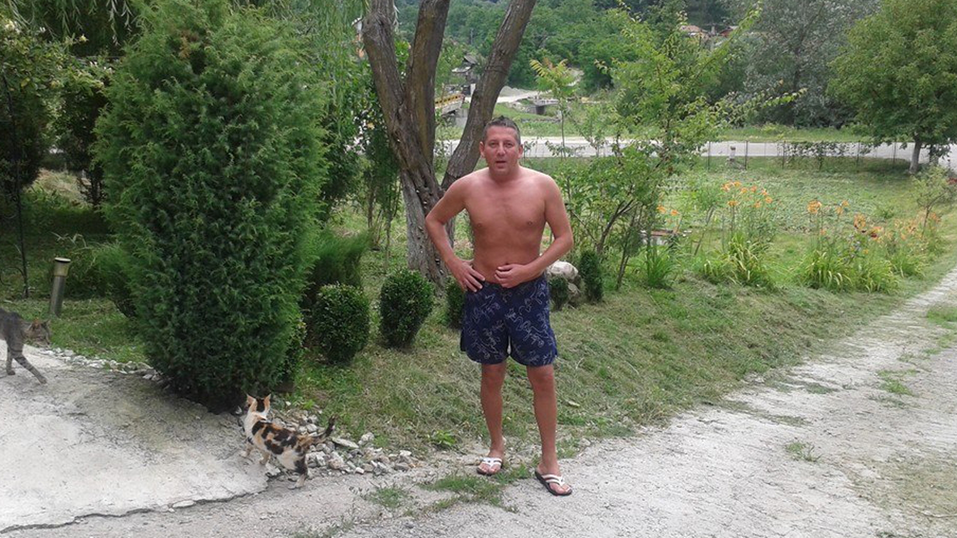 A intrecut orice masura! Ce a putut sa scrie Costin Marculescu in dreptul acestei imagini! “Asa cuceresti tu o femeie?”