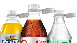 Motivul real pentru care UE a obligat Coca-Cola să lipească toate capacele de sticlele din plastic. România este una dintre țările în care au apărut noile peturi