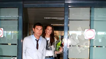 VIDEO Cristi Borcea si Alina Vidican au ajuns in Romania! Vezi imagini cu ei sarutandu-se in aeroport