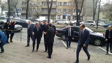 CIOLOŞ şi premierul sârb au stat la semafor deşi se oprise circulaţia! Cum au aşteptat culoarea verde ca oamenii de rând