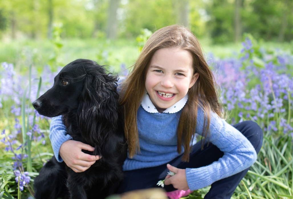 Fotografia Prințesei Charlotte la împlinirea vârstei de șapte ani, cu cockerul spaniol Orla, făcută de mama ei, Ducesa de Cambridge, în Norfolk. Foto: Profimedia