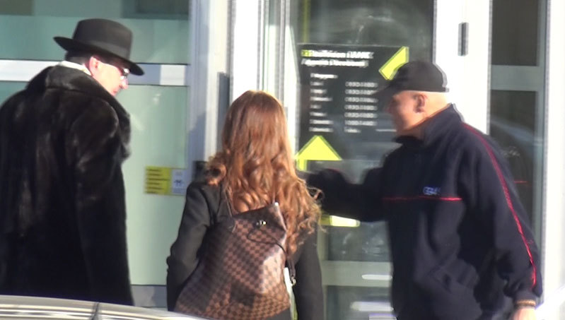 Bodyguard-ul de la bancă deschide uşa în faţa lui Dan Nicorescu