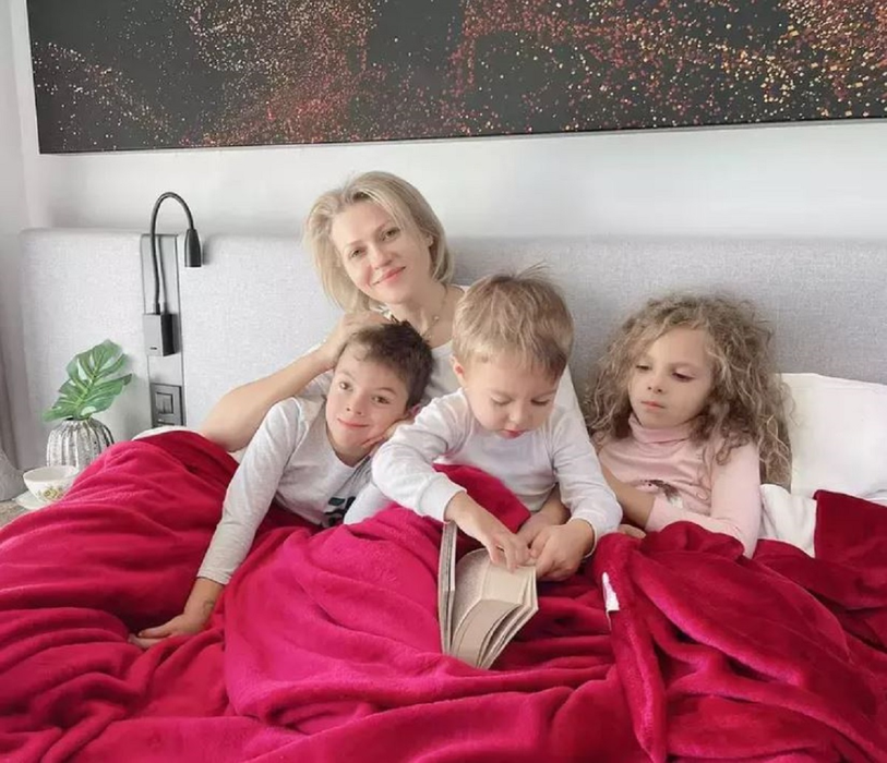 Mirela Vaida alături de cei trei copii ai săi/ surpă foto: Instagram