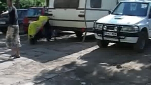 VIDEO Sta in locuinta sociala dar are trei masini, rulota si televizor LCD!