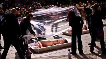 18+ IMAGINI SOCANTE Cel mai bizar protest impotriva consumarii carnii de animal! Vezi fotografiile care te vor ingrozi!