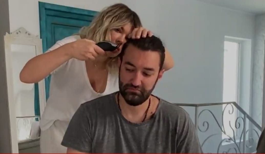 Adevărul despre fotografia în care Smiley o ține în brațe pe Gina Pistol. Fanii au crezut că artistul și-a cerut iubita în căsătorie, dar…