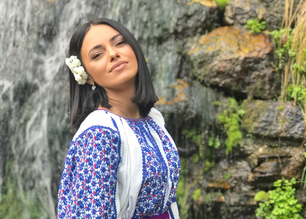 Cosmina Adam este noua asistentă de la Acces Direct! Cu ce s-a ocupat înainte să o înlocuiască pe Emily Burghelea care și-a dat demisia la TV