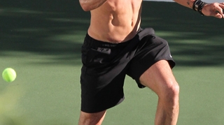 Sotul lui Gwen Stefani s-a incins la tenis! Uite ce "patratele" are sub tricou!