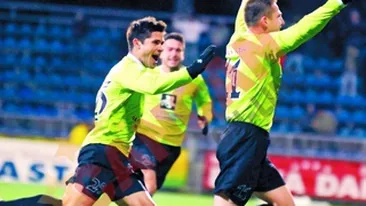 Au petrecut cu dansatoarele