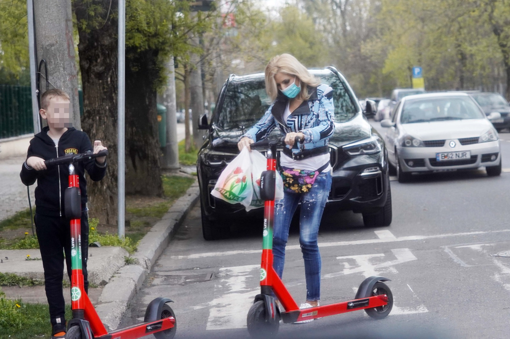 Laura Vicol, la plimbare alături de fiul său