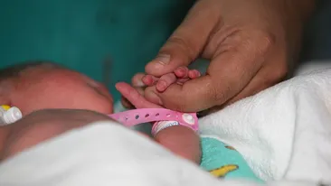 Caz revoltător la Iaşi! Un bebeluş este lăsat să moară în spital din cauza religiei!