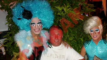 Maharu s-a lasat incalecat de un travestit