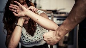Caz îngrozitor la Iași. Un bărbat își amenința nevasta cu cuțitul pentru a face amor cu el de față cu cei șapte copii