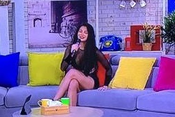Lora a renunţat la blond pentru brunet